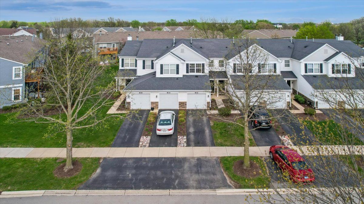 832 Genesee Drive, Naperville, IL 60563