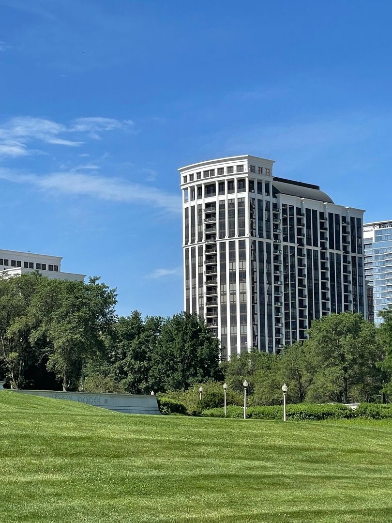 233 E 13TH Street #1708 — Chicago, IL 60605