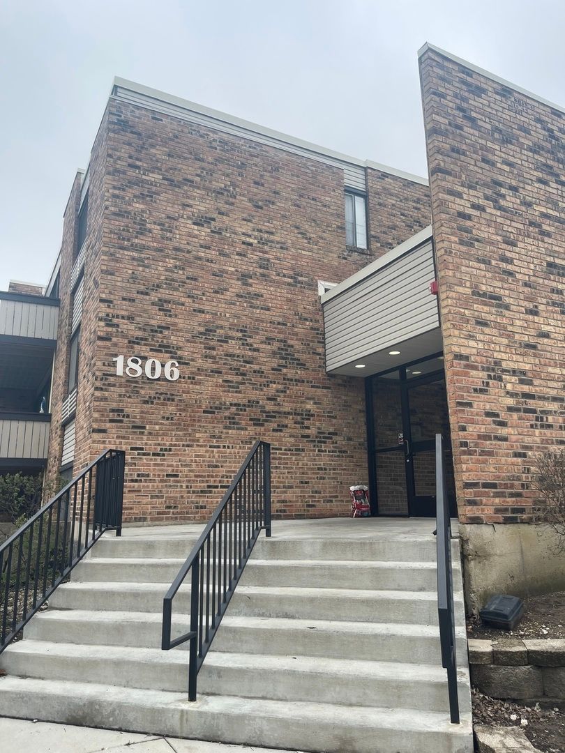 1806 Hemlock Place #204 — Schaumburg, IL 60173
