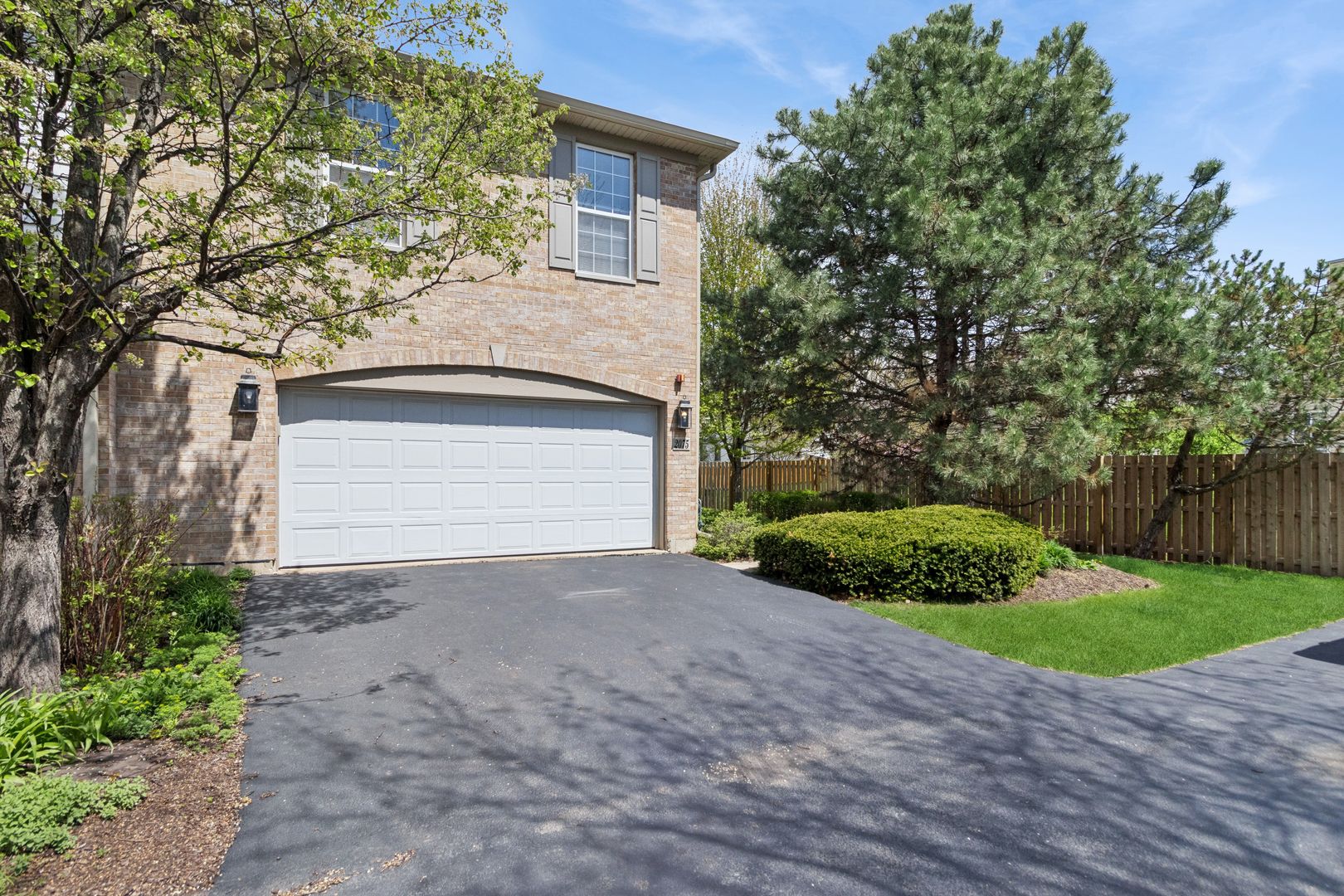2075 Ivy Ridge Drive — Hoffman Estates, IL 60192