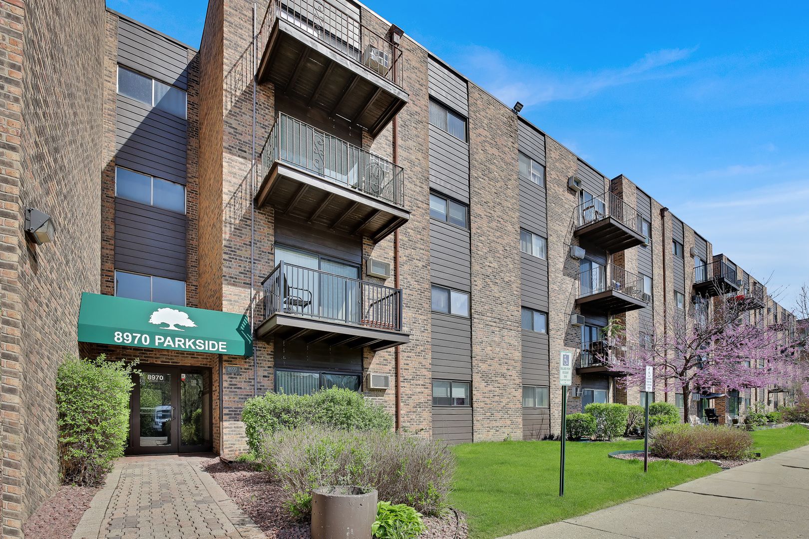 8970 N Parkside Avenue #418 — Des Plaines, IL 60016