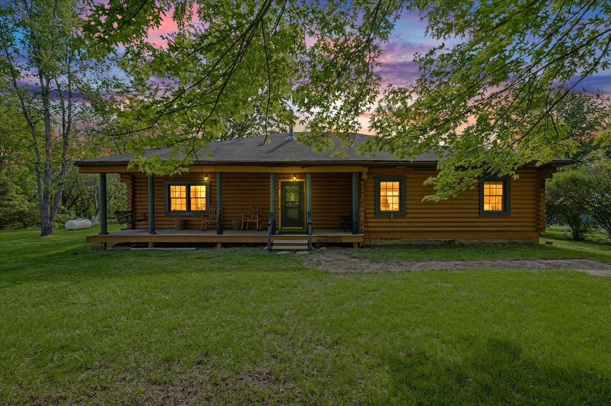 2431 1450 East Road, White Heath, IL 61884
