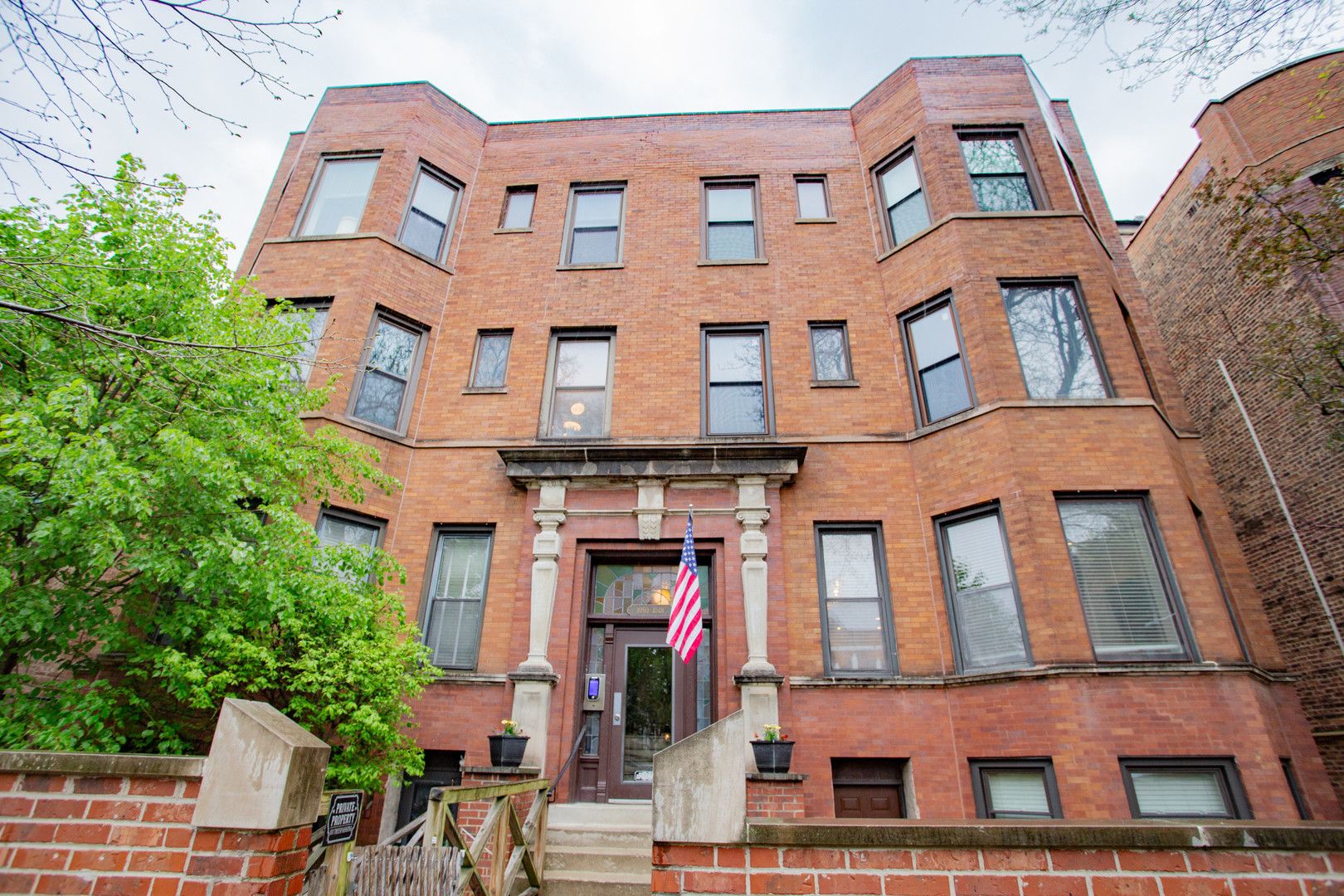 1050 W Byron Street #2W — Chicago, IL 60613