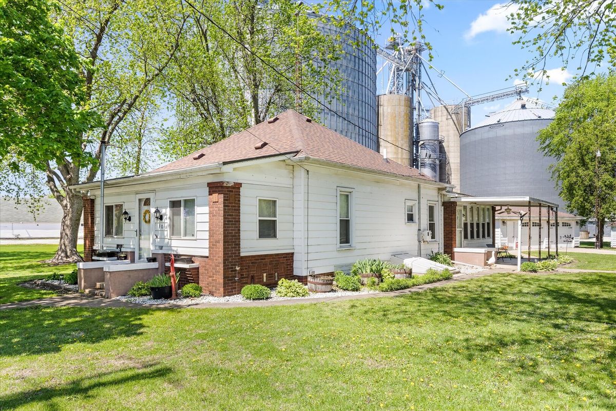 303 E 4th Street, Long Point, IL 61333