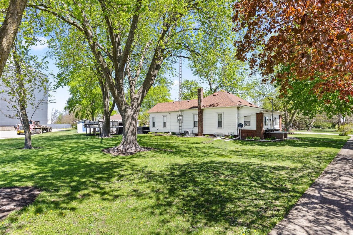 303 E 4th Street, Long Point, IL 61333