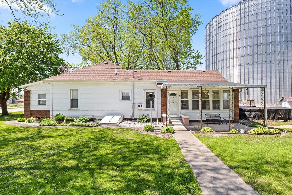 303 E 4th Street, Long Point, IL 61333