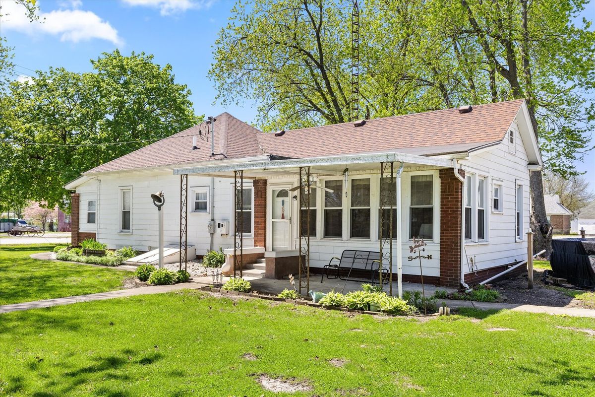 303 E 4th Street, Long Point, IL 61333