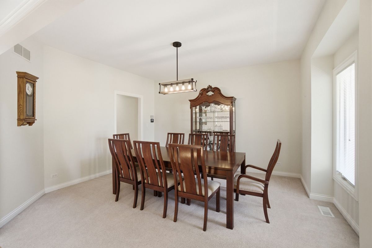 2804 Royal St. Georges Court, St. Charles, IL 60174