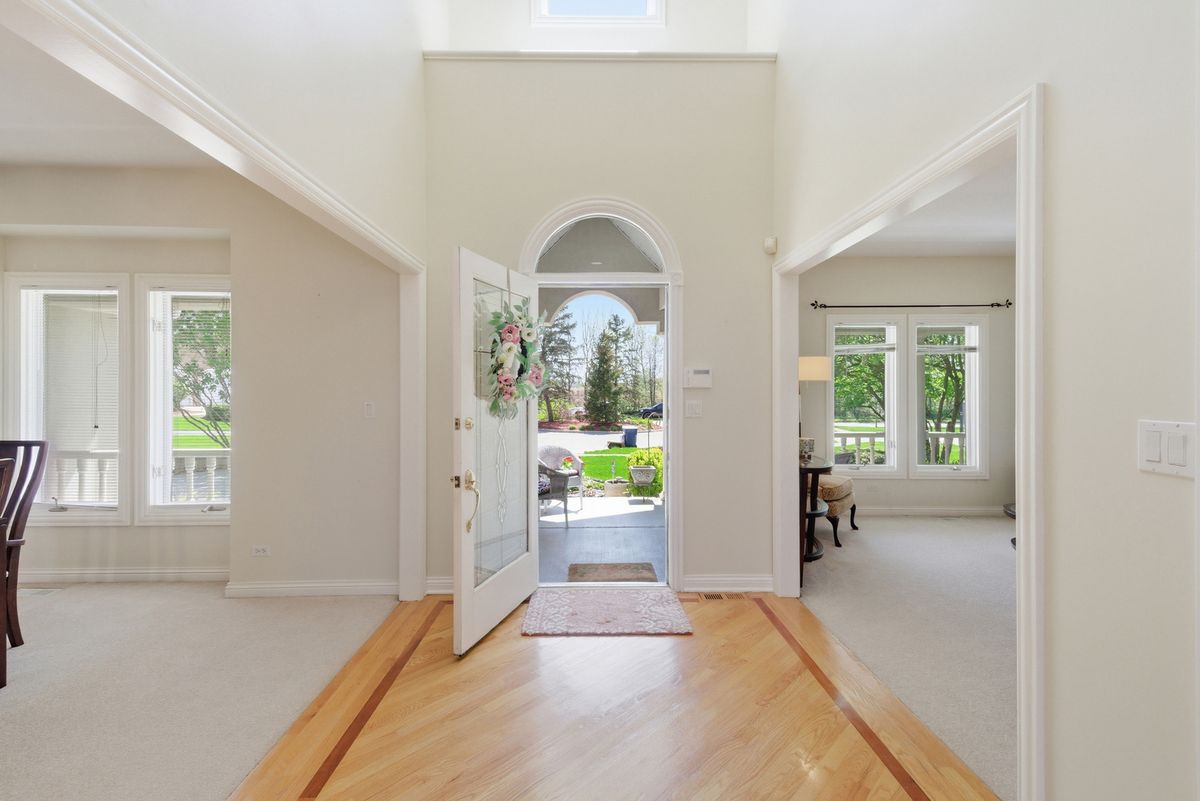 2804 Royal St. Georges Court, St. Charles, IL 60174