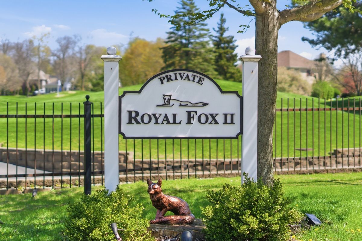 2804 Royal St. Georges Court, St. Charles, IL 60174