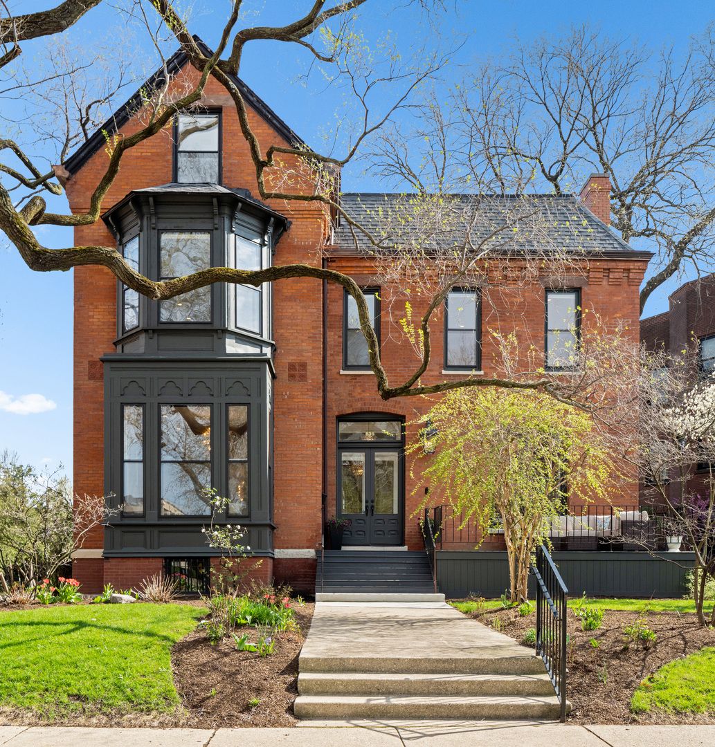 835 W Chalmers Place — Chicago, IL 60614