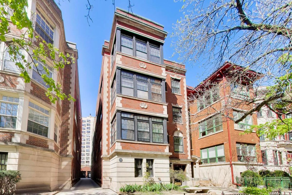 440 Oakdale Avenue, Chicago, IL 60657