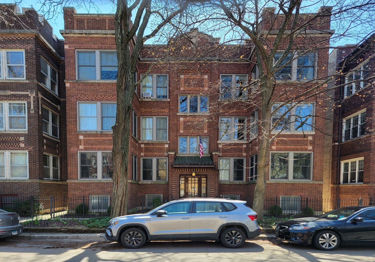 1433 W Rosemont Avenue #2W — Chicago, IL 60660