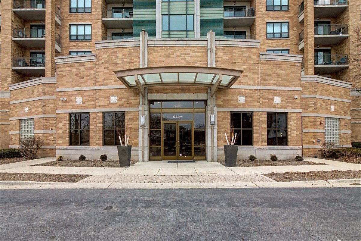 6420 Double Eagle Drive #801 — Woodridge, IL 60517