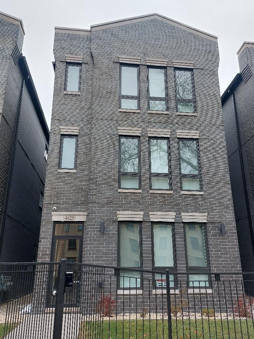 4625 S Michigan Avenue #1 — Chicago, IL 60653