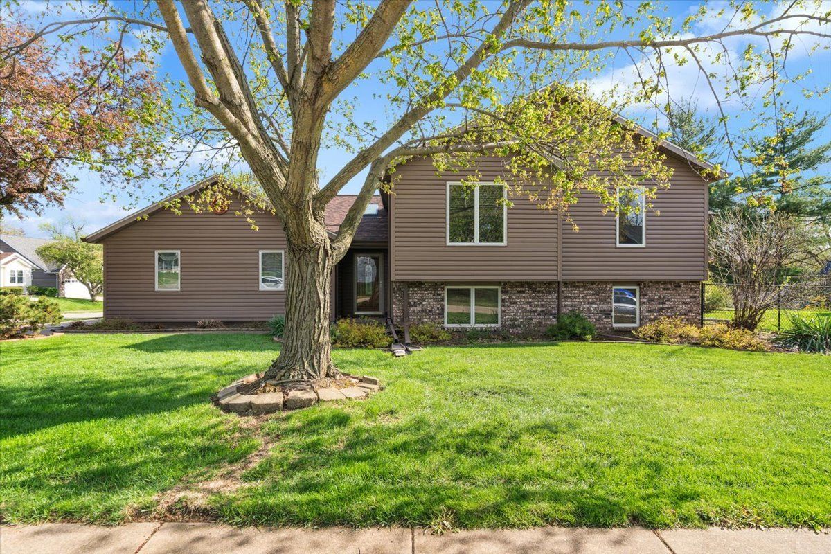 1005 W 57th Place — Davenport, IA 52806
