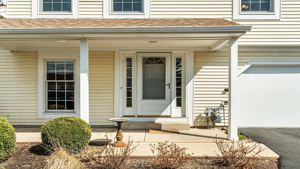 220 Whitewood Drive, Streamwood, IL 60107