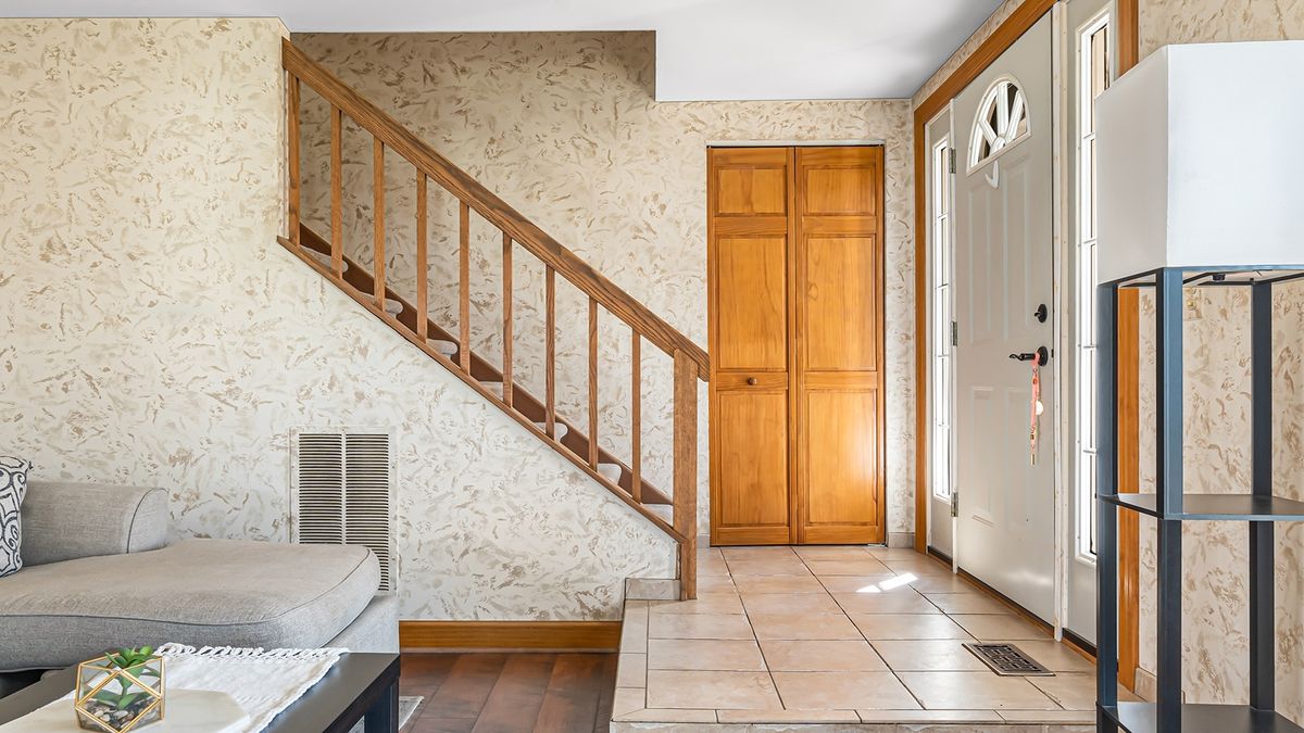 220 Whitewood Drive, Streamwood, IL 60107