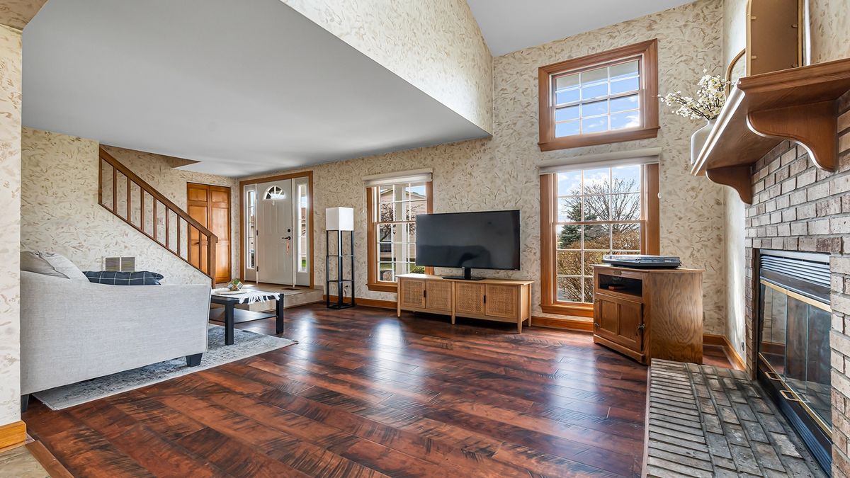 220 Whitewood Drive, Streamwood, IL 60107