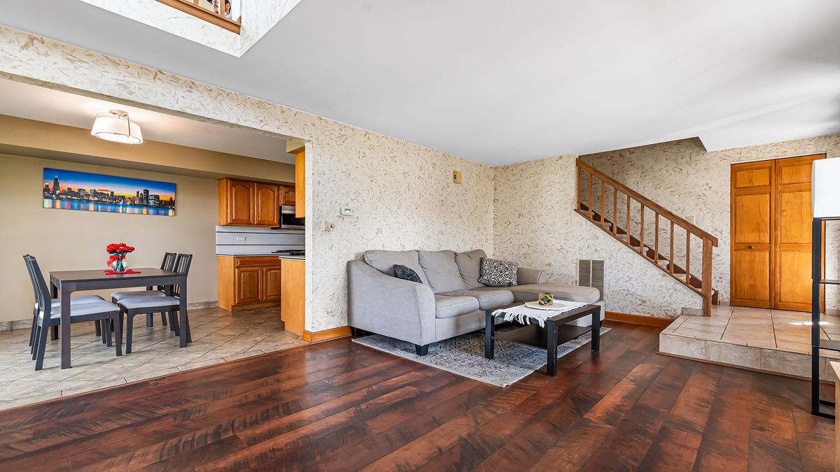 220 Whitewood Drive, Streamwood, IL 60107