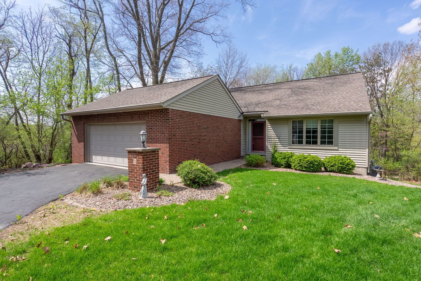 8 Briarwood Lane — Rock Island, IL 61201