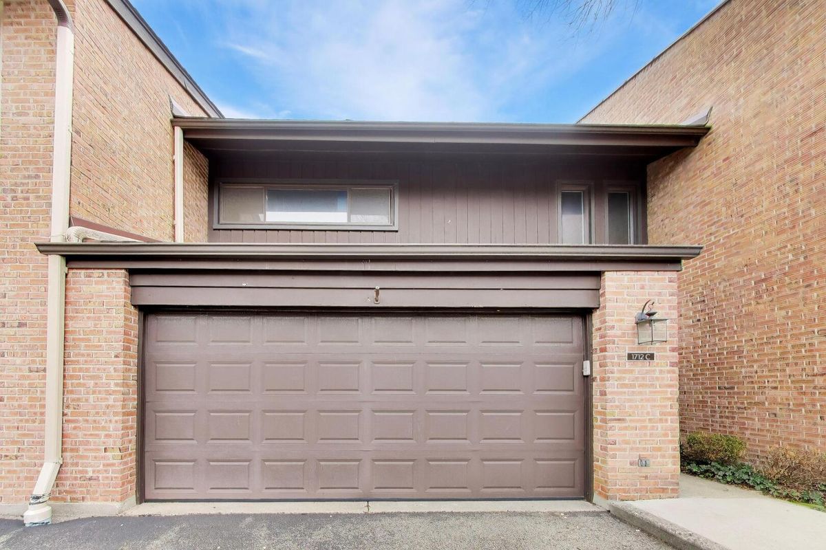 1712 Wildberry Drive, Glenview, IL 60025