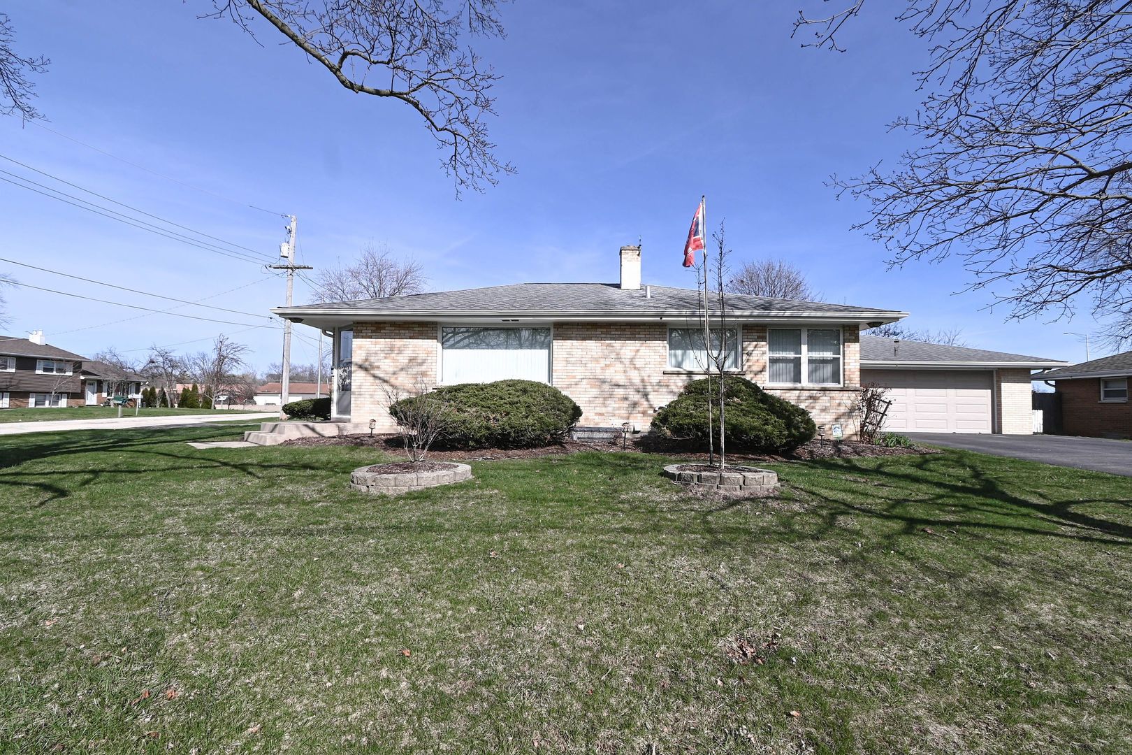 3877 Grandview Avenue — Gurnee, IL 60031