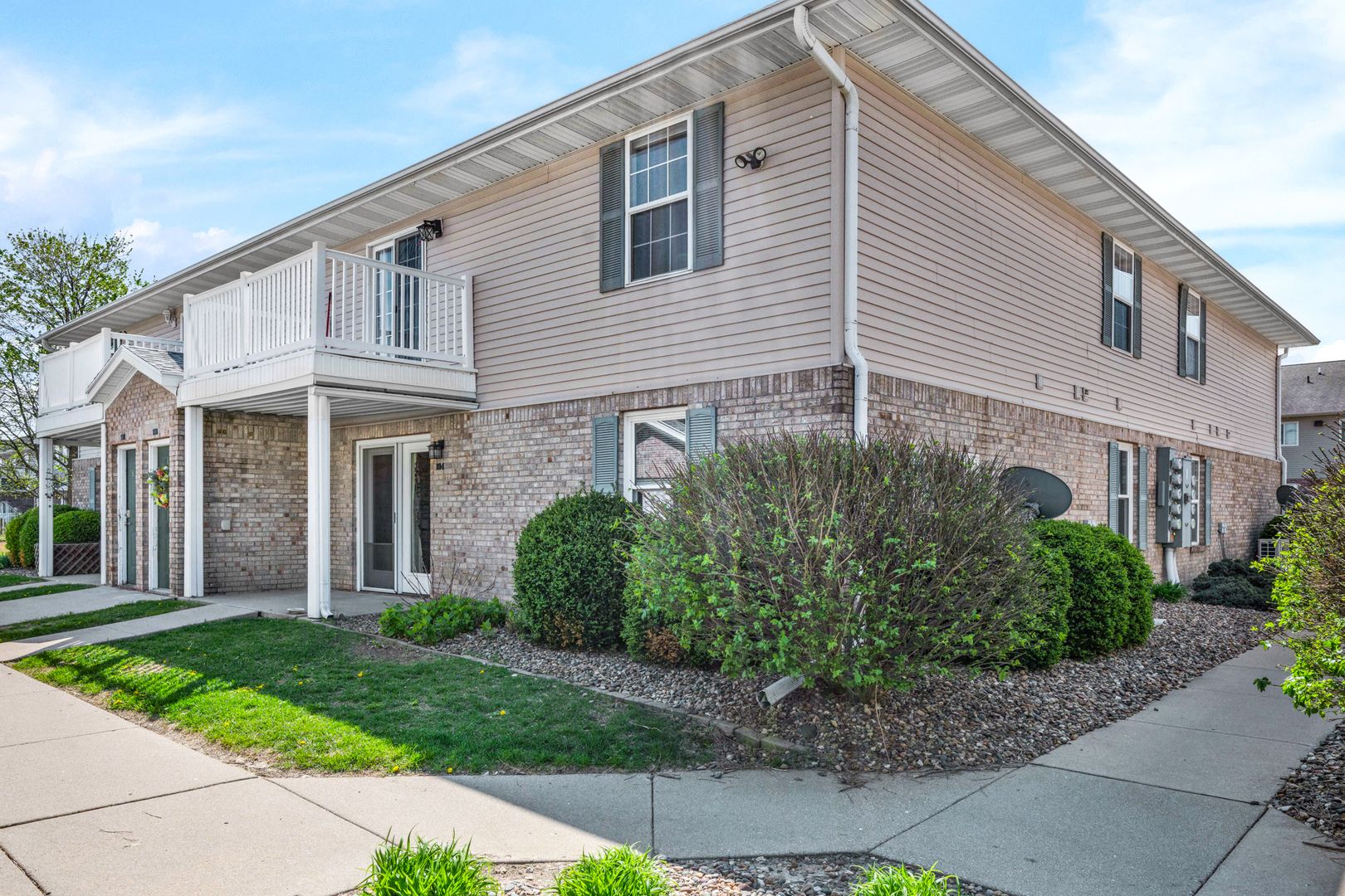 1040 Ekstam Drive #108 — Bloomington, IL 61704