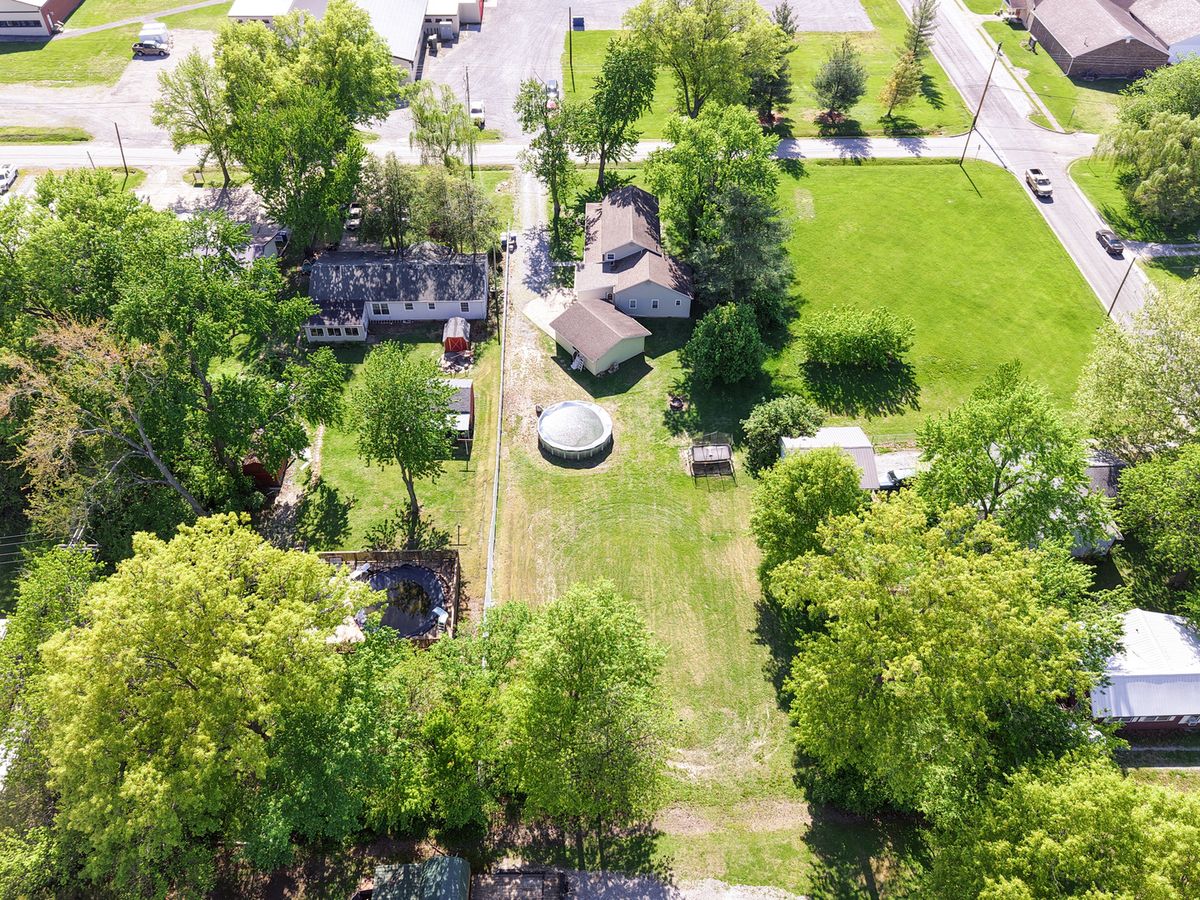 212 Oak Street, Flora, IL 62839
