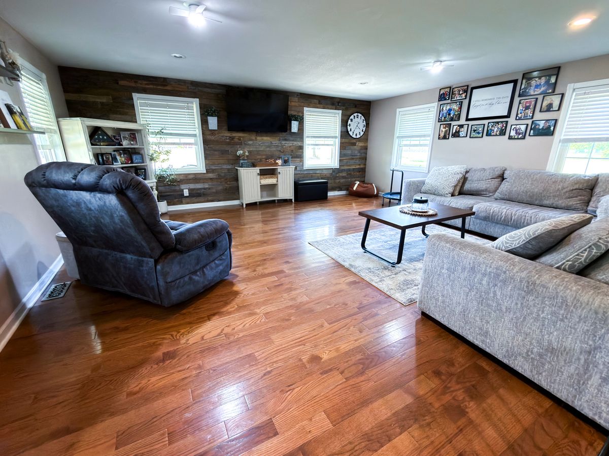 212 Oak Street, Flora, IL 62839