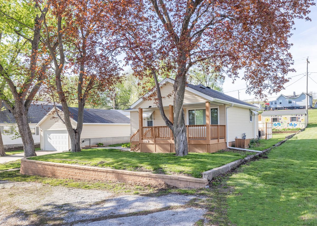 1124 Walnut Street, Buffalo, IA 52728