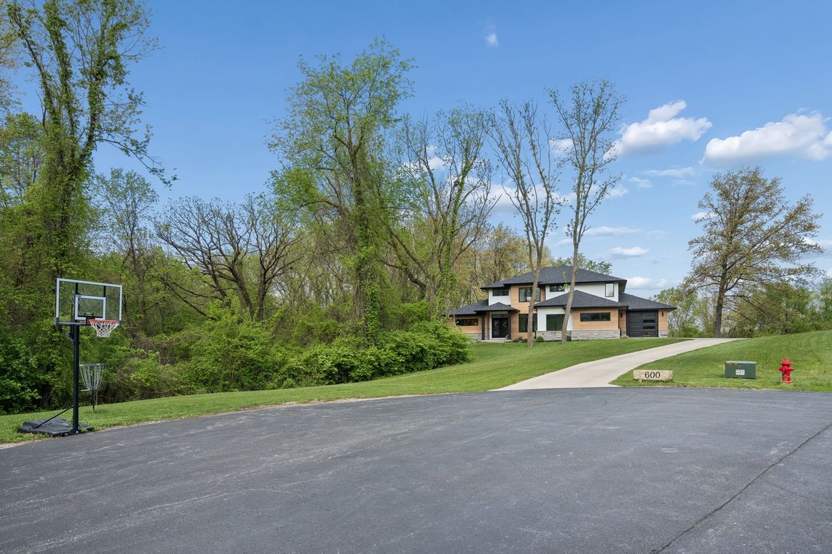 600 W 6th St Court, Coal Valley, IL 61240