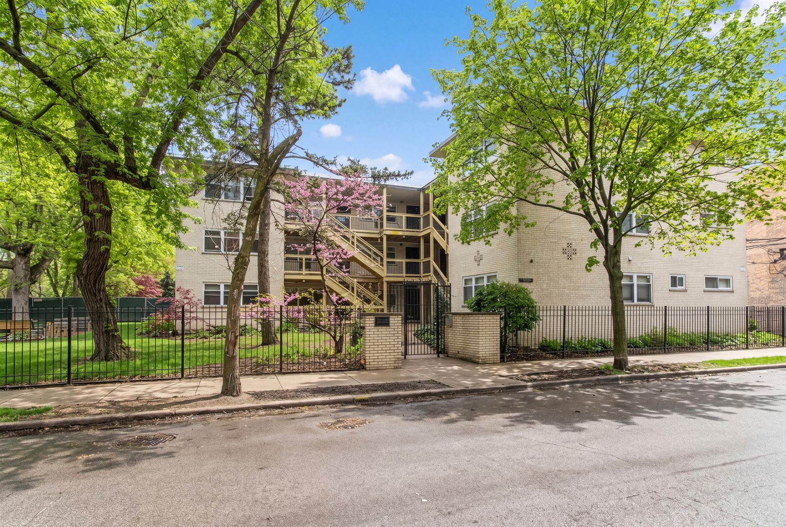 4258 N Greenview Avenue #3E — Chicago, IL 60613