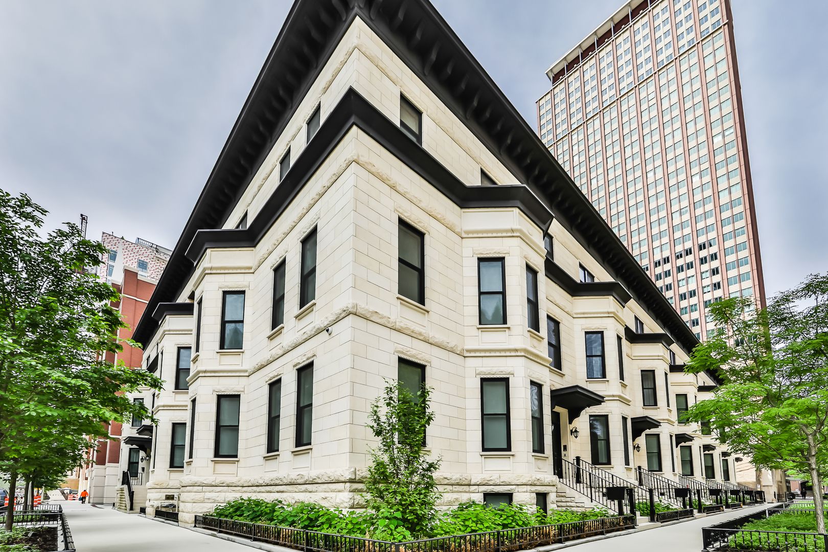105 W Chestnut Street — Chicago, IL 60610