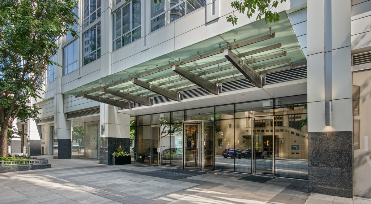 2 DELAWARE Place, Chicago, IL 60610