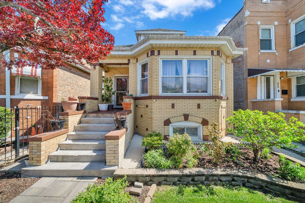 5551 S Albany Avenue — Chicago, IL 60629