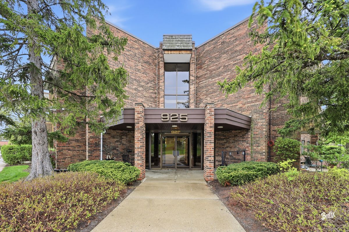 925 Spring Hill Drive, Northbrook, IL 60062
