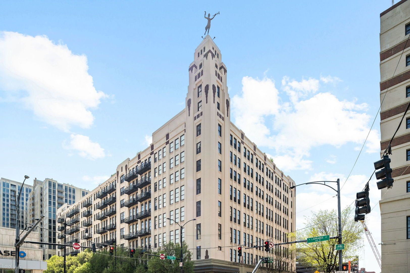 758 N Larrabee Street #620 — Chicago, IL 60654