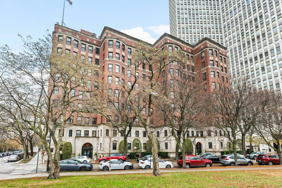2600 Lakeview Avenue, Chicago, IL 60614