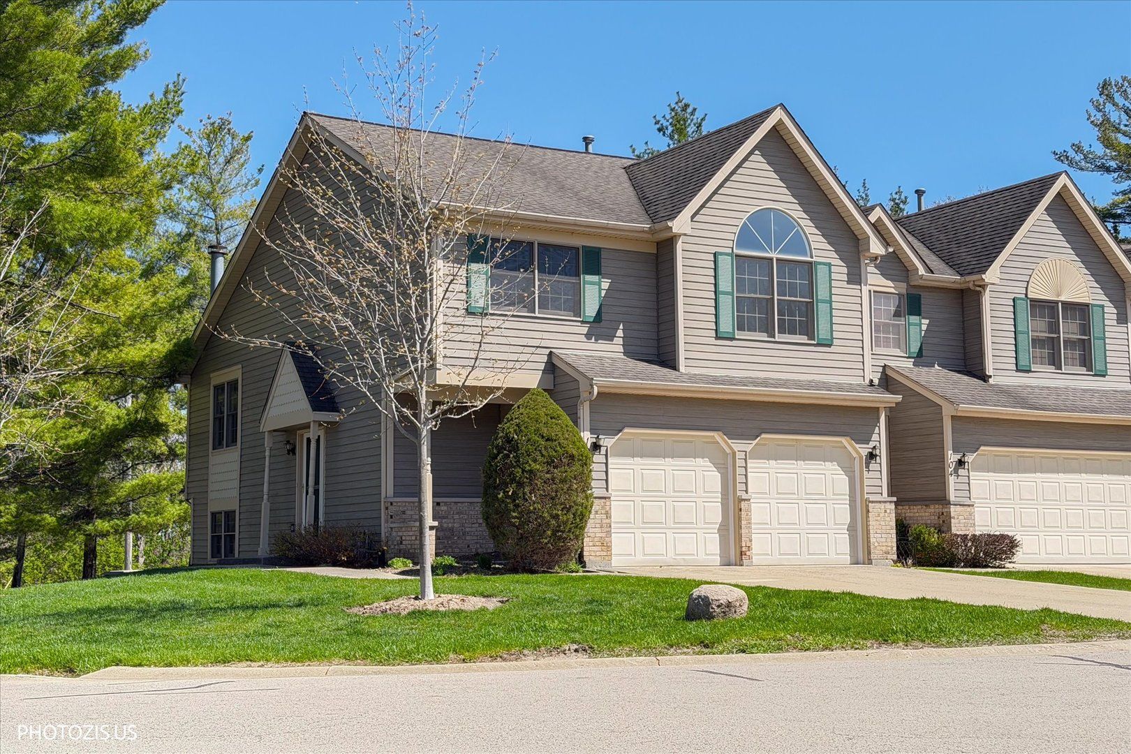 102 River Bluff Court — Carpentersville, IL 60110