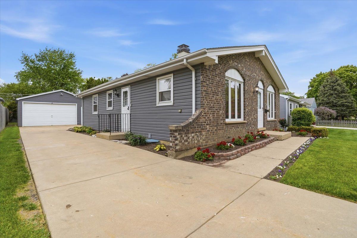 58 N California Avenue, Mundelein, IL 60060