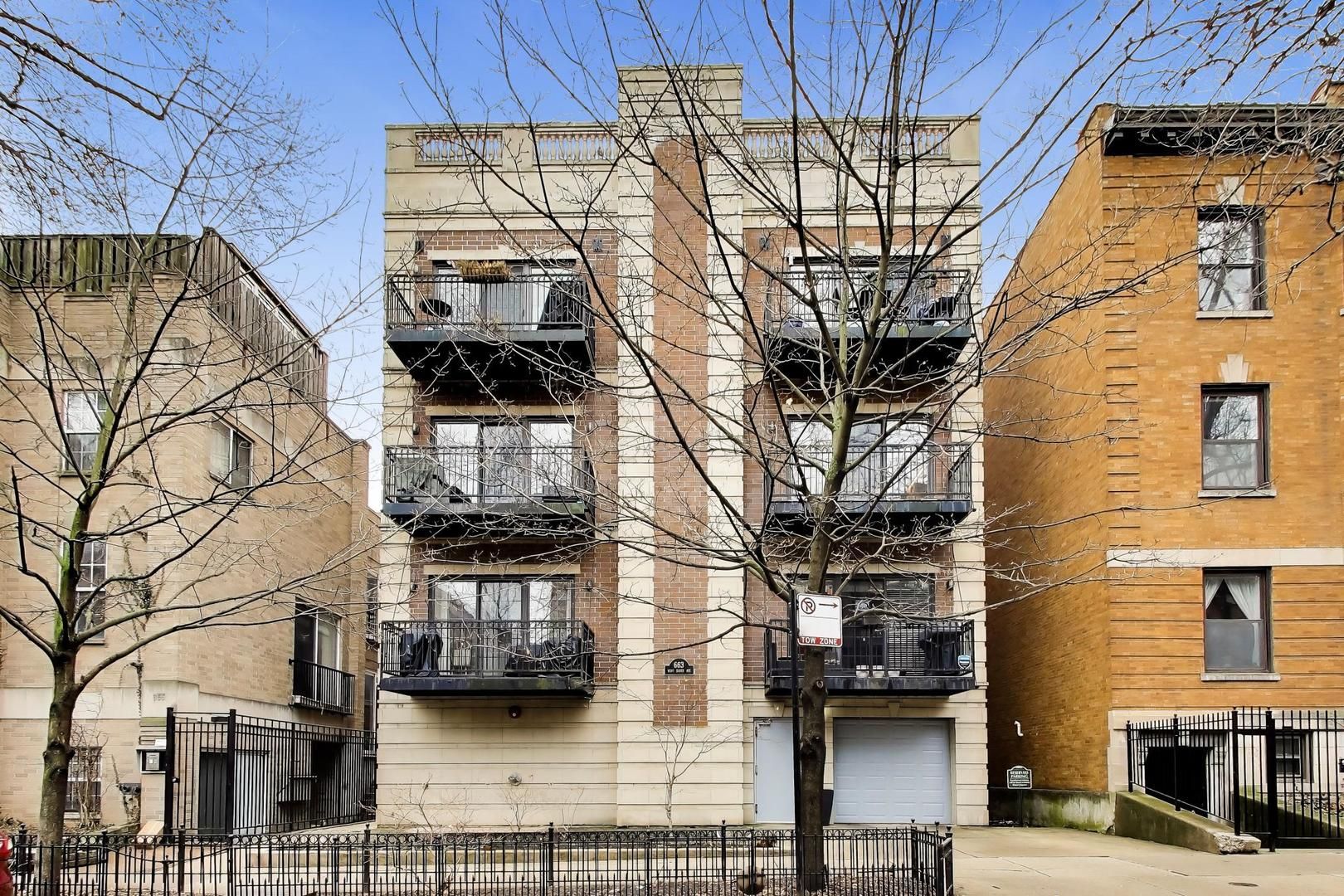 663 W Barry Avenue #4C — Chicago, IL 60657