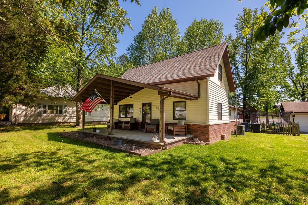 818 Saint Louis Street, West Frankfort, IL 62896