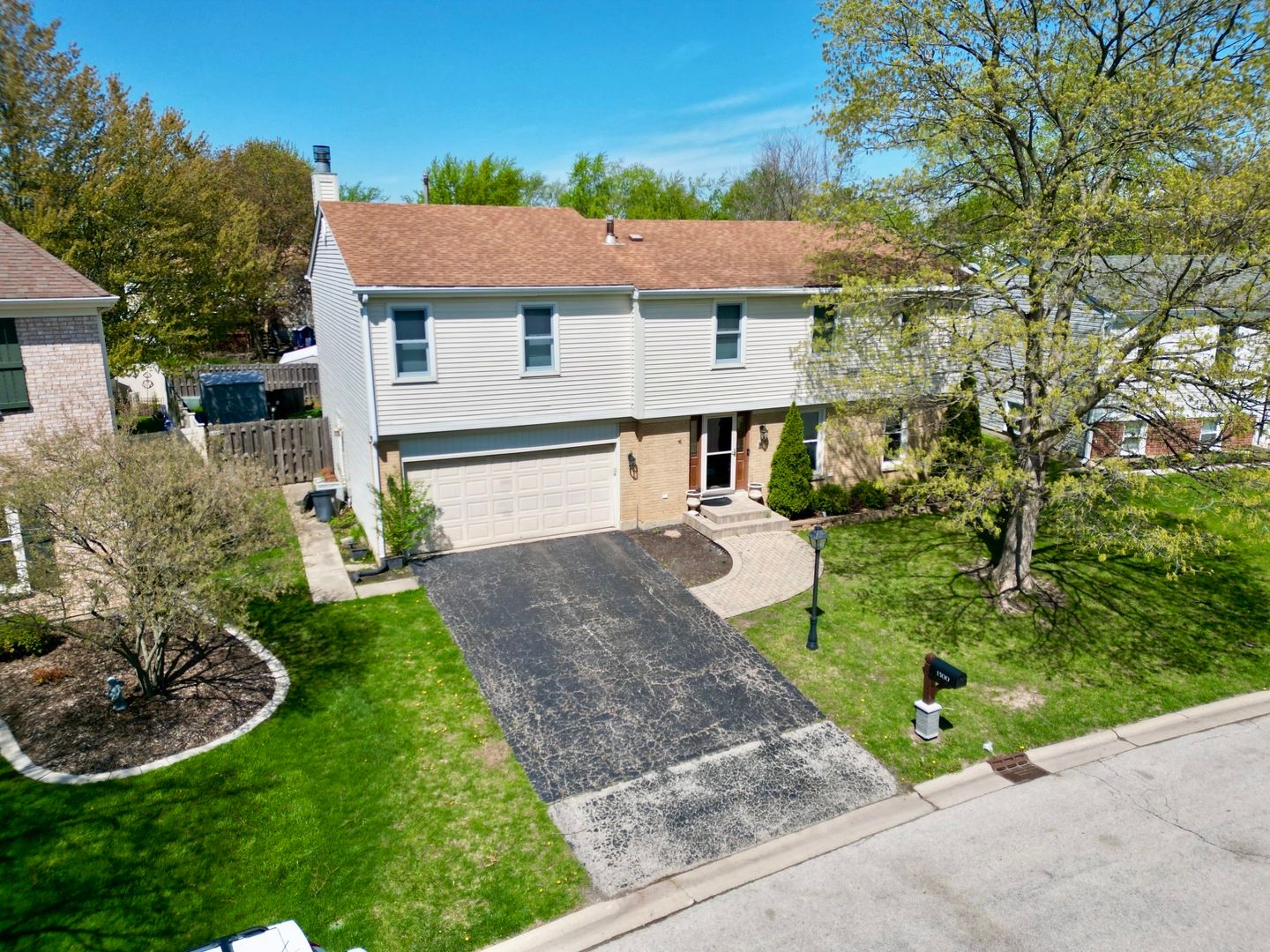 1300 Pembrook Circle — Roselle, IL 60172