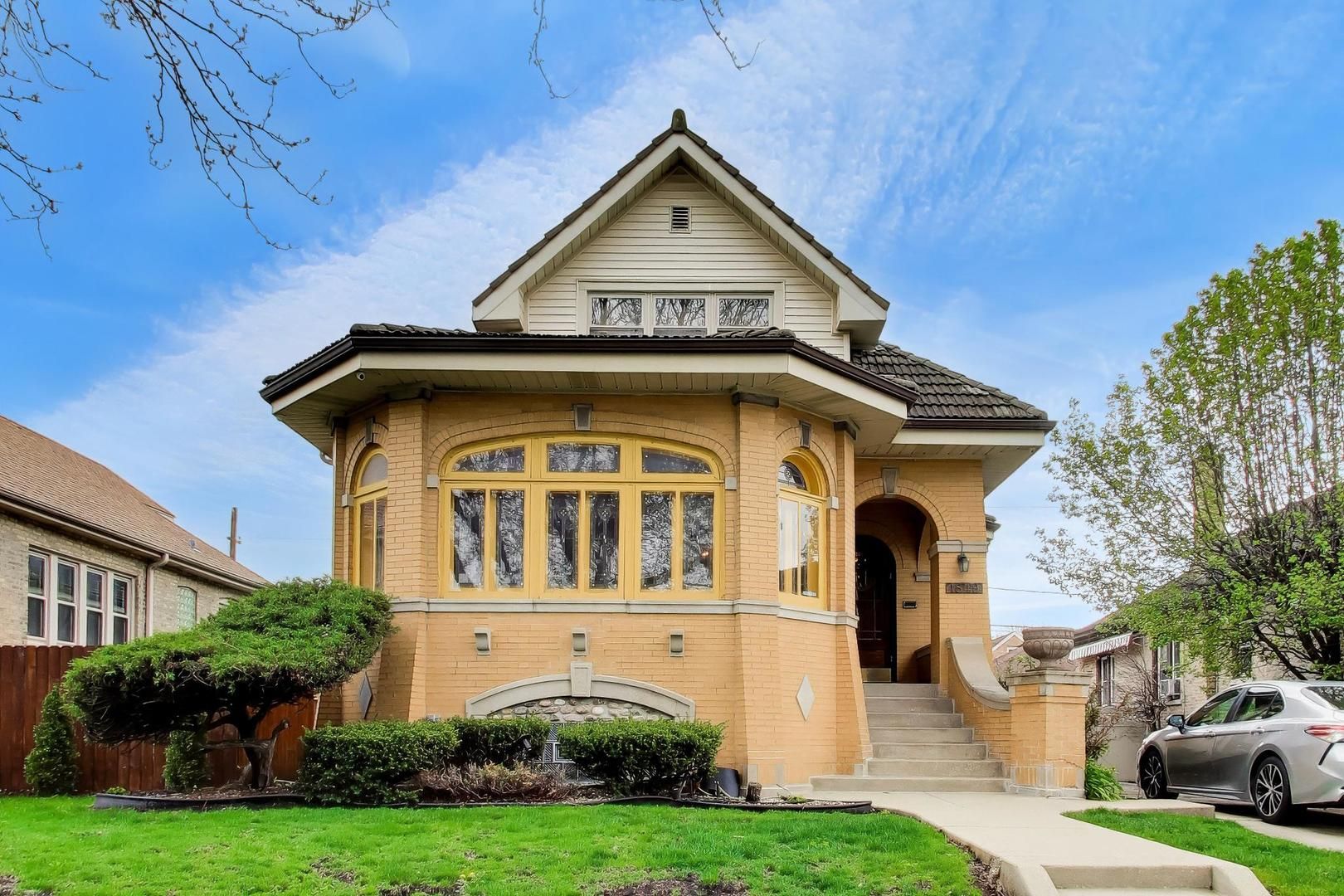 1849 N New England Avenue — Chicago, IL 60707