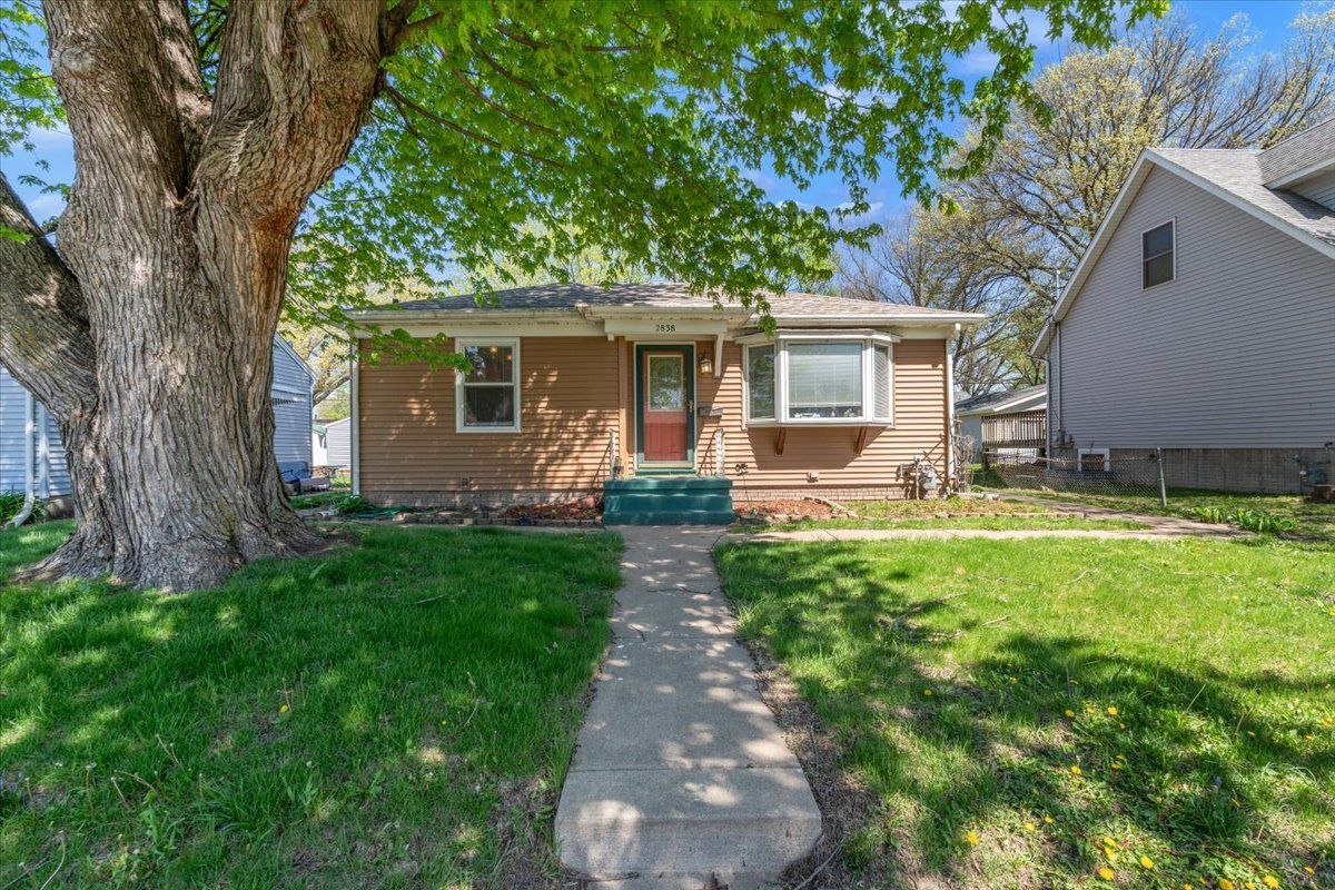 2838 Bellevue Avenue — Bettendorf, IA 52722