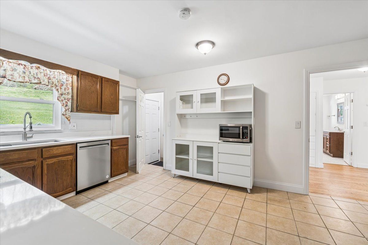 155 N Lincoln Avenue, Carpentersville, IL 60110