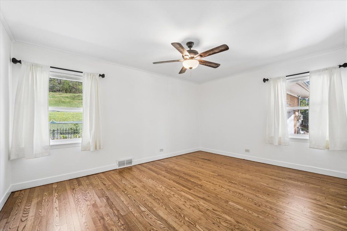 155 N Lincoln Avenue, Carpentersville, IL 60110