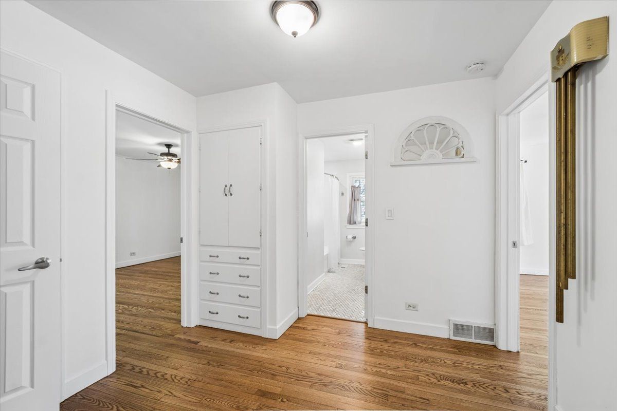 155 N Lincoln Avenue, Carpentersville, IL 60110