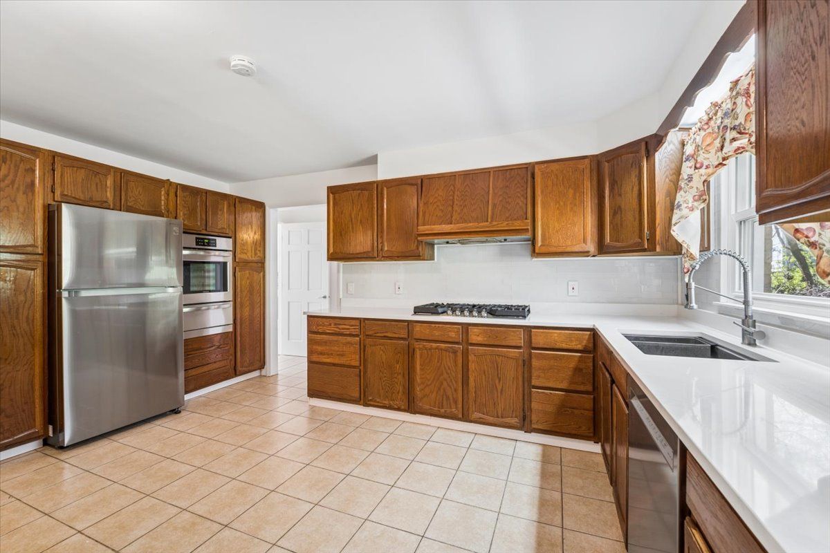 155 N Lincoln Avenue, Carpentersville, IL 60110